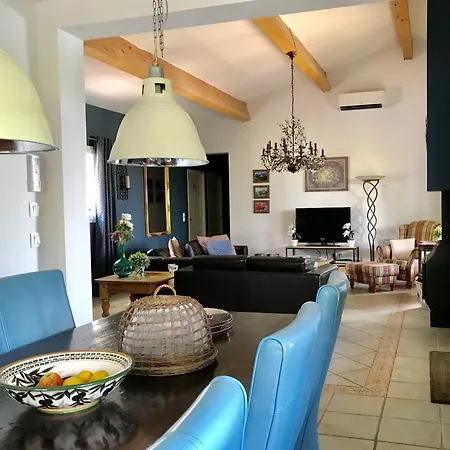 Stylish Family In * Félines-Minervois