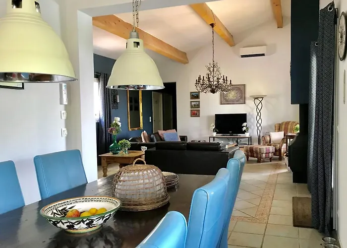 Stylish Family In * Félines-Minervois